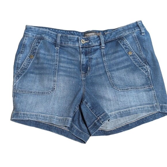 Torrid "Feel the Fit" Blue Denim Shorts Square Snap Pockets 4 1/2" Inseam Sz 16 - Picture 1 of 8